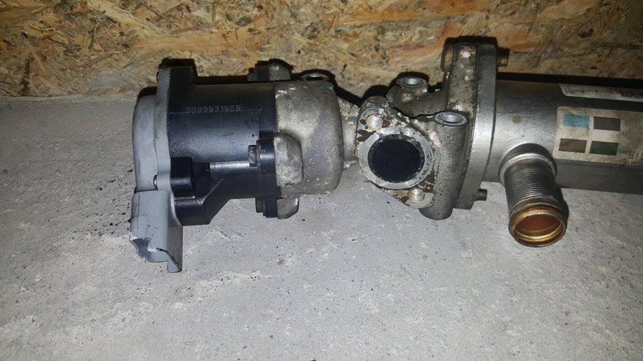 Supapa egr dreapta cod 4r8q-90475-b land rover discovery III 2.7 td 276dt