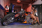 Super Pictorial: Bruneta Focoasa plus Chopper Custom egal Victorie!