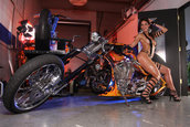 Super Pictorial: Bruneta Focoasa plus Chopper Custom egal Victorie!