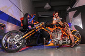 Super Pictorial: Bruneta Focoasa plus Chopper Custom egal Victorie!