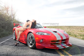 Super Pictorial: Un Dodge Viper si doua fete frumoase
