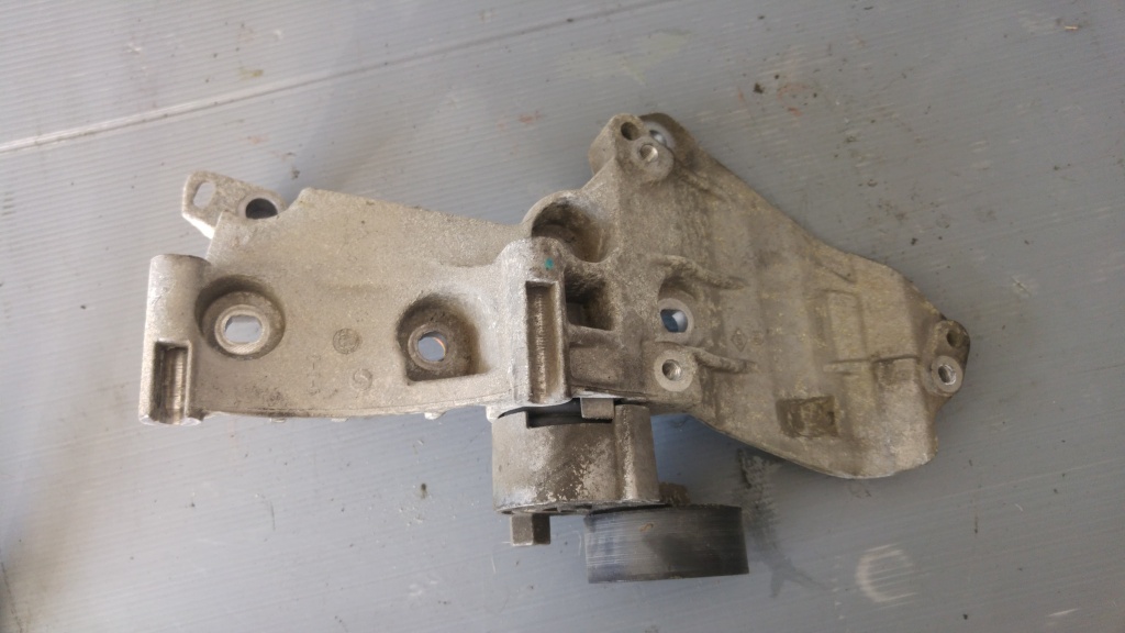Suport accesorii 1.5 dci renault clio 3 euro 5 8200669494