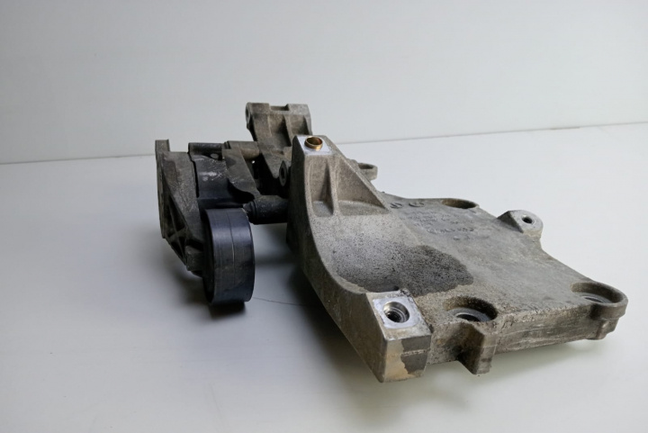 Suport accesorii 1.9 tdi 03g903143A Volkswagen VW Golf Plus [2004 - 2009]