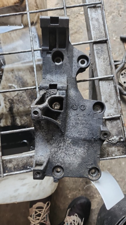Suport accesorii Audi A3 2.0 TDI cod motor BMN cod 03G903143F