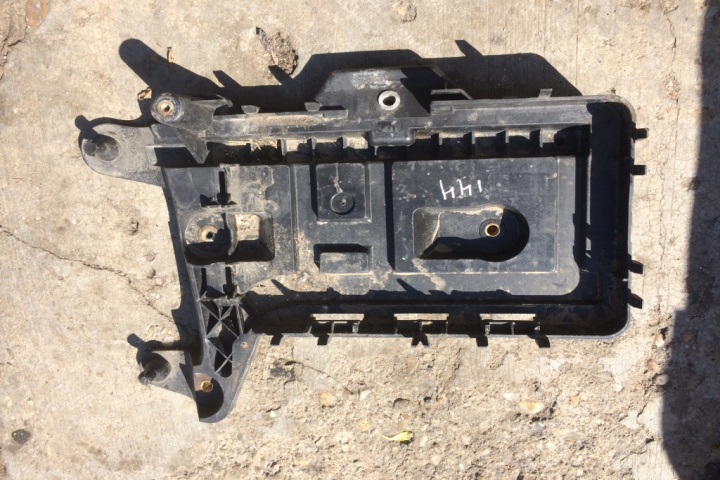 Suport acumulator Volkswagen VW Passat B6 [2005 - 2010] wagon 5-usi 2.0 TDI MT (140 hp) (3C5)