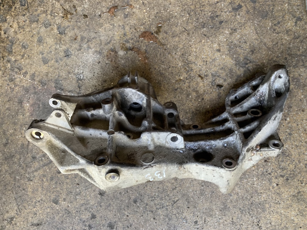 Suport alternator Volkswagen Passat B5 [1996 - 2000] Sedan 4-usi 1.8 MT (150 hp) (3B2) 1.8T 20V