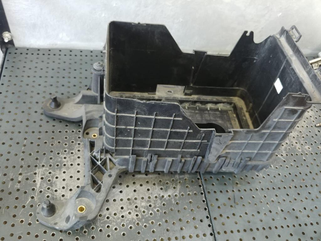 Suport carcasa baterie 2.0 tdi audi q3 8u 1k0915325b 3c0915335