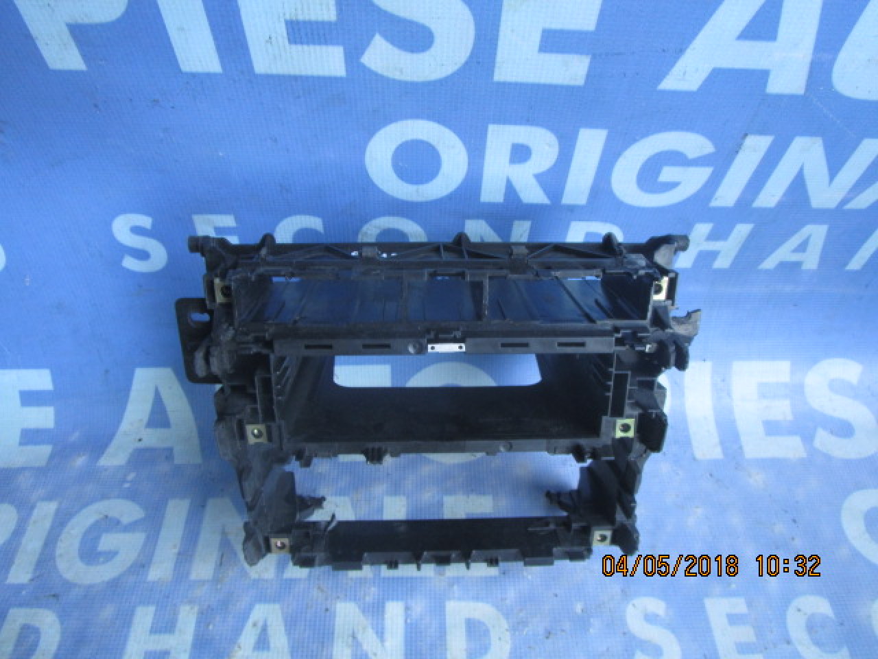 Suport casetofon Audi A4 ; 8D0858005