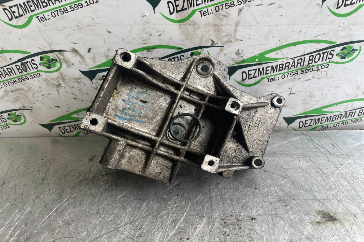 Suport compresor AC 058260885 Volkswagen VW Passat B5 [1996 - 2000] wagon 1.8 Syncro MT (125 hp)