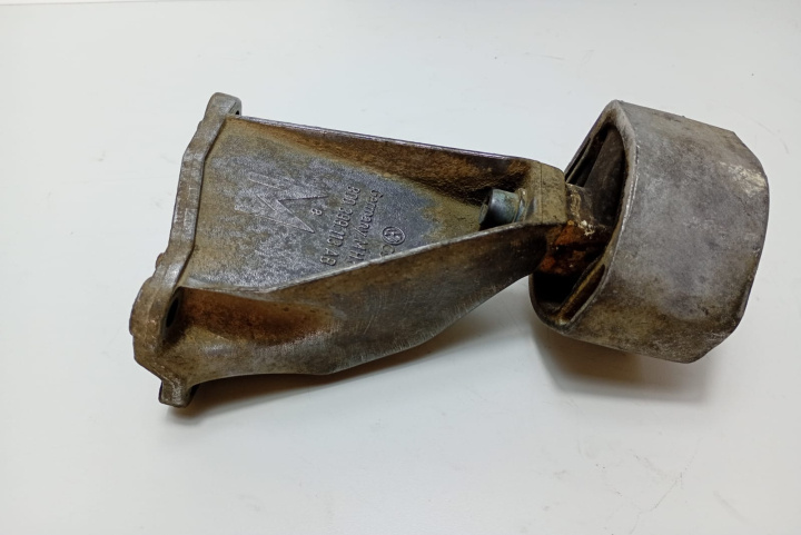 Suport cutie viteza 8D0399113AB Volkswagen VW Passat B5.5 [facelift] [2000 - 2005]