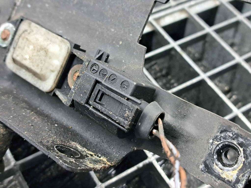 Suport far dreapta Mercedes Clasa E (W211) [Fabr 2002-2009] A2048173420