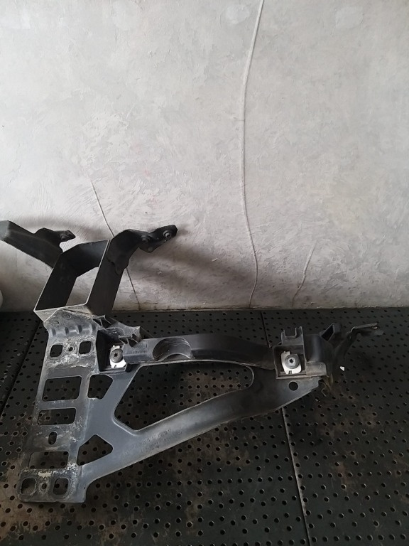Suport far stanga bmw seria 5 e60 51647033731 11267310 15873700