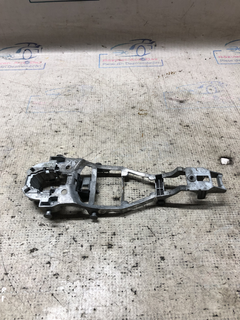 Suport mâner exterior stânga fata Volkswagen Golf 5 2005