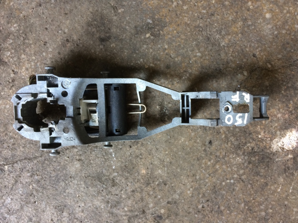 Suport maner deschidere din exterior usa dreapta fata Volkswagen Jetta 5 [2005 - 2011] Sedan 4-usi 2.0 TDI MT (140 hp) (1K2)