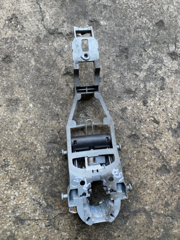 Suport maner deschidere din exterior usa dreapta spate Volkswagen Jetta 5 [2005 - 2011] Sedan 4-usi 2.0 TDI MT (140 hp) (1K2)