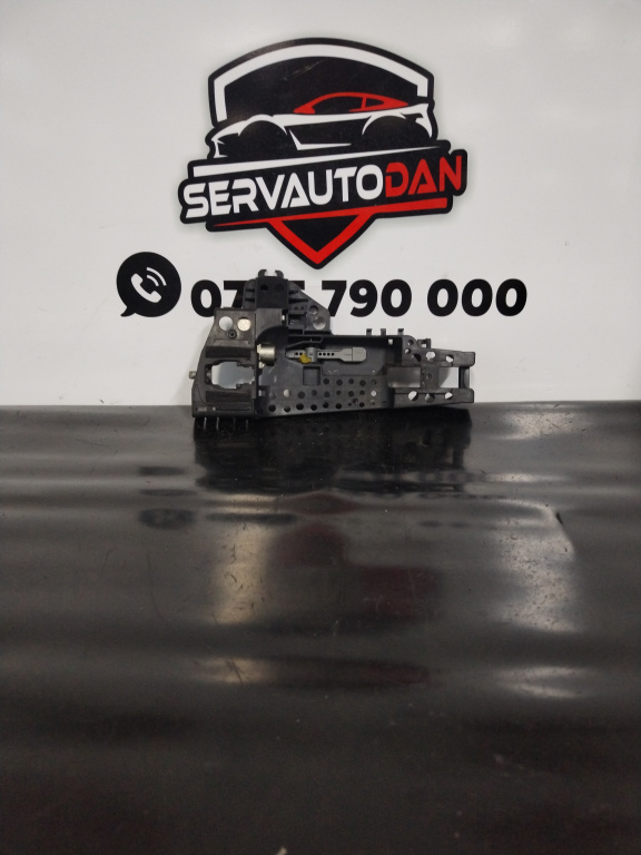 Suport maner exterior fata stanga Audi Q3 (2011-2017) [8U] 2.0 Motorina 2013, 8U0837885