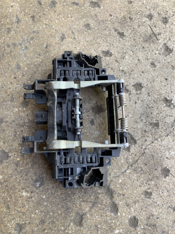 Suport maner exterior usa stanga spate Audi A8 D3/4E [2002 - 2005] Sedan 4.2 tiptronic quattro (335 hp) AUDI A8 (4E_) 10.2002 - 07.2010 A8 4.2 QUATTRO 4.2 - BFM
