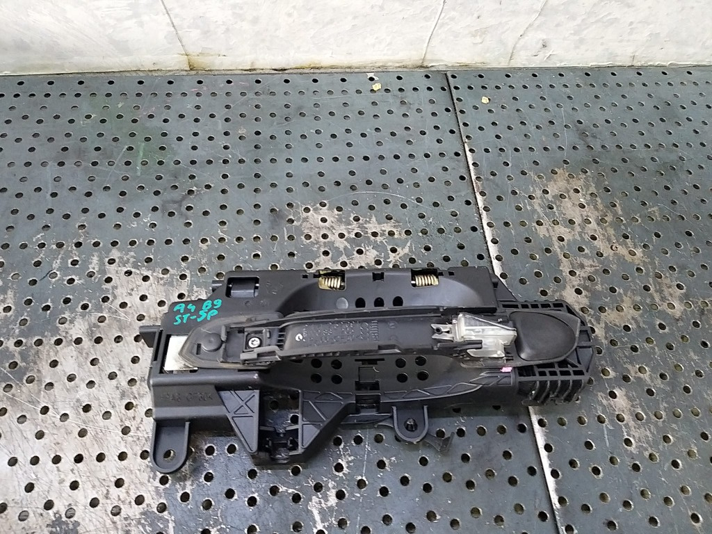 Suport maner usa stanga spate audi a4 b9 8w 8w0837205