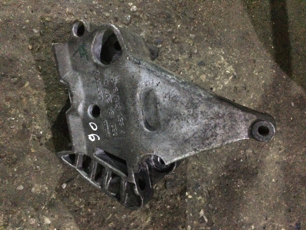 Suport motor 03G199207G Volkswagen VW Golf 5 [2003 - 2009] Hatchback 5-usi 2.0 TDI MT (140 hp) V (1K1) Cod motor BKD