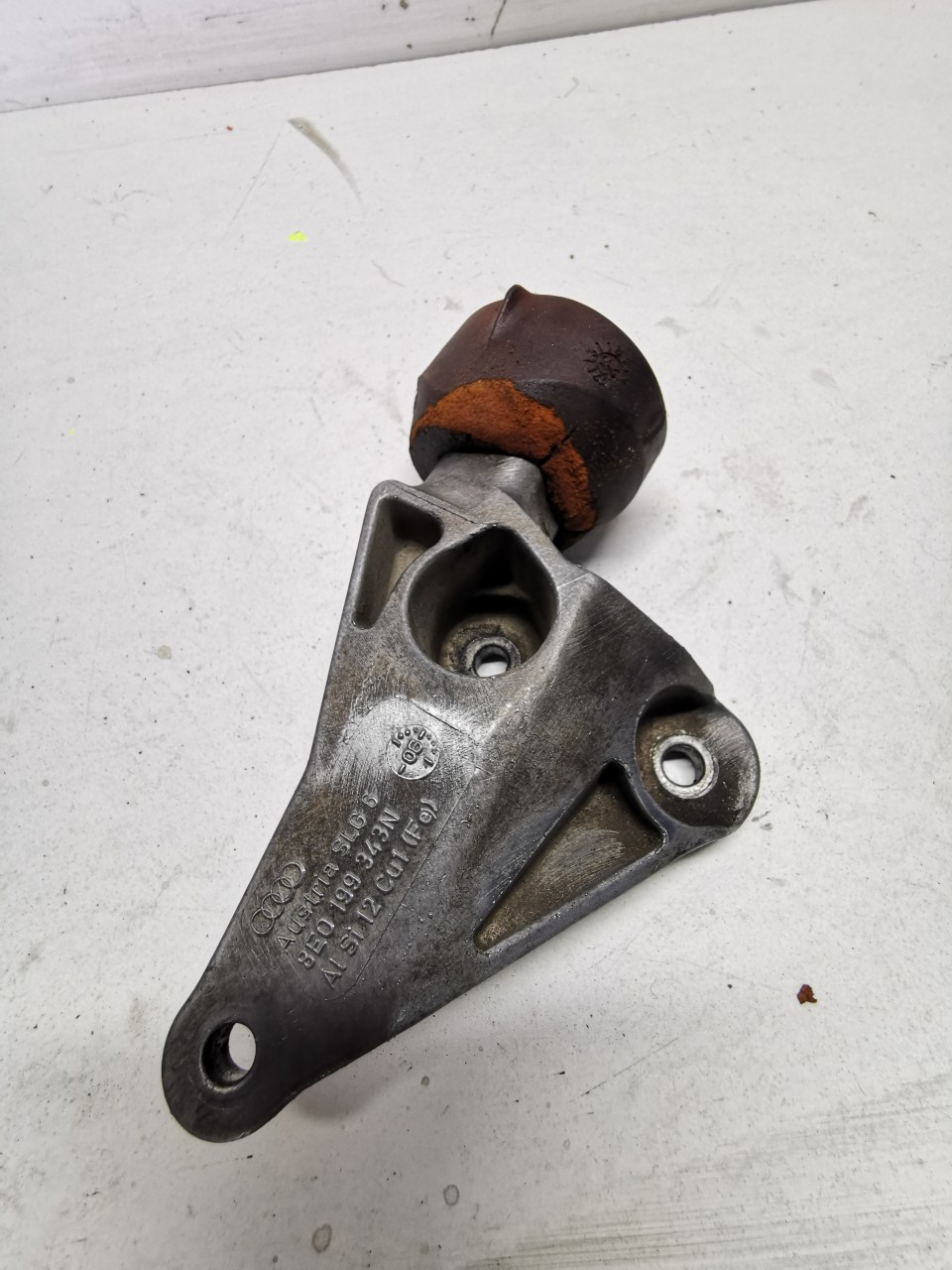 Suport motor antibalans Audi A4 B7 2.0 Tdi 8E0199343N