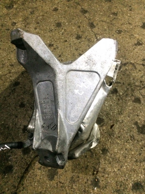 Suport motor dreapta Audi A4 B7 [2004 - 2008] Avant wagon 5-usi 2.0 multitronic (131 hp) 2.0 - ALT