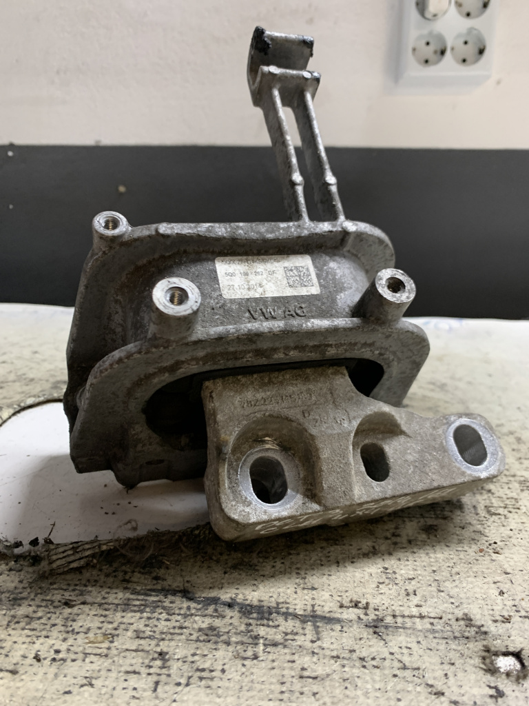 Suport motor dreapta Skoda Octavia 3 1.6 Motorina 2014, 5Q0199262DF