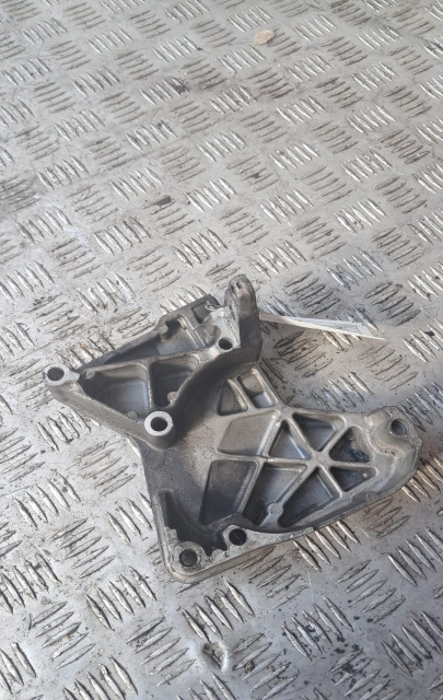 Suport motor stanga 8200739777 Renault Grand Scenic 3 [2009 - 2012] Minivan 1.5 dCi MT (110 hp)