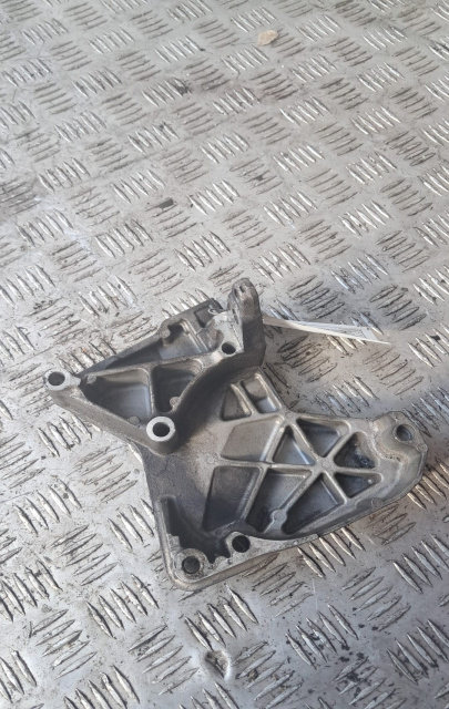 Suport motor stanga 8200739777 Renault Grand Scenic 3 [2009 - 2012] Minivan 1.5 dCi MT (110 hp)