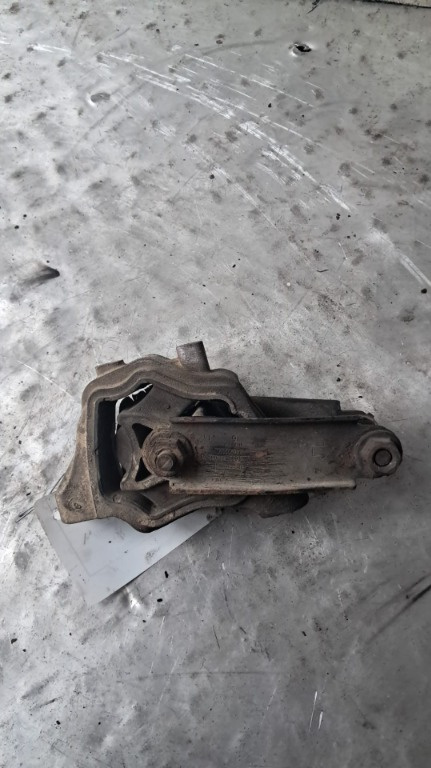 Suport motor Volvo V70 2.0 D cod motor D5204T2 an 2011 cod 30671219