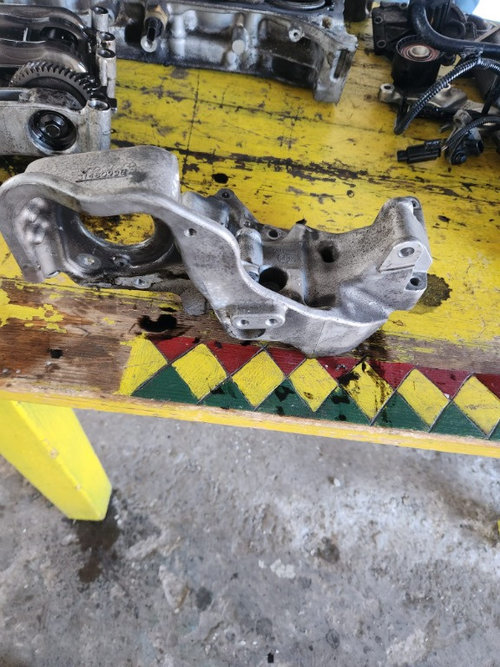 Suport pompa injectie Volvo S60 S90 XC60 XC90 2.0 D D4204T14 2019 Cod : 31480996