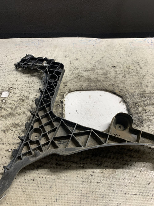 Suport stânga bara spate Audi A3 8P - Motorina 2010, 8P4807377B