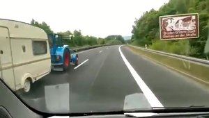 Surpriza de pe Autobahn: Depasit de un tractor... cu rulota