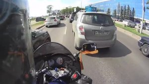 Surprize-Surprize pentru un motociclist curajos: o portiera, brusc, se deschide...