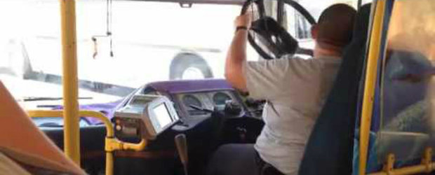 Surprize, surprize: Un sofer de autobuz ramane cu... volanul in mana