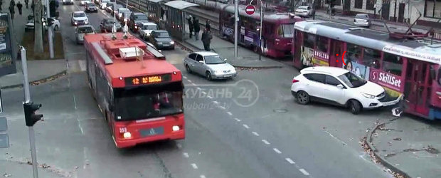 SUV vs. Tramvai, in Rusia. Ghici cine castiga?!