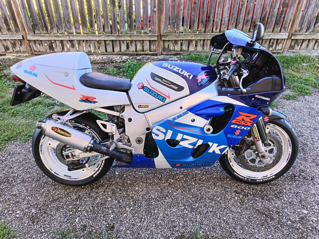 SUZUKI GSXR 600 ! variante MOTO / AUTO