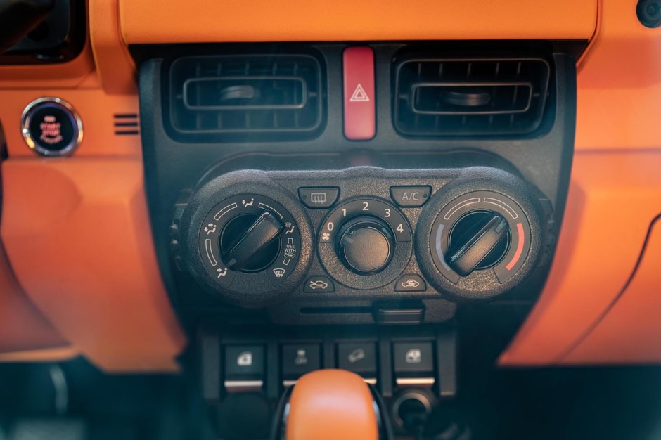 Suzuki Jimny transformat in Mercedes G-Class