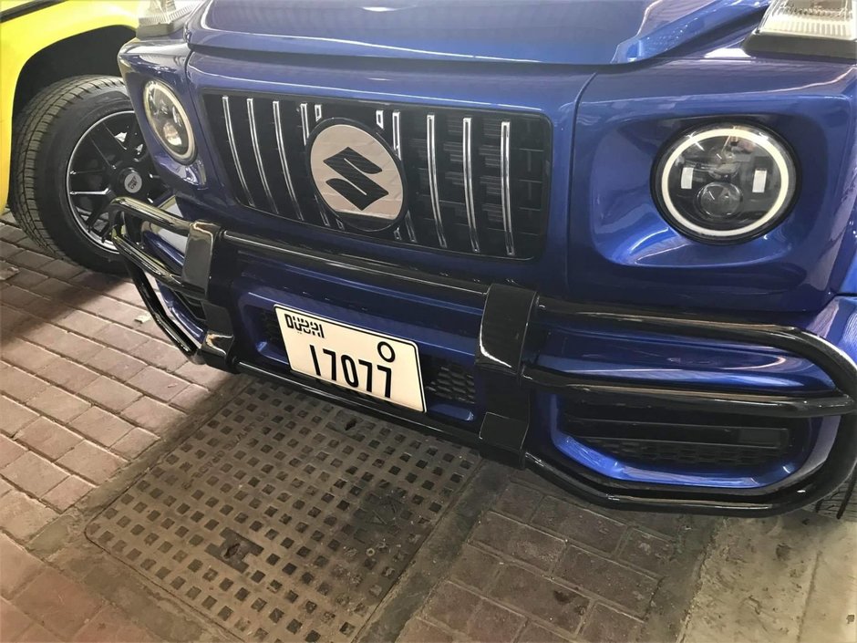 Suzuki Jimny transformat in Mercedes G-Class