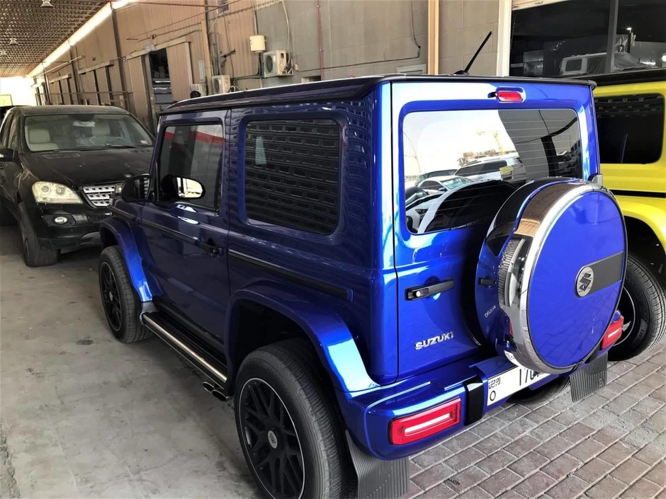 Suzuki Jimny transformat in Mercedes G-Class