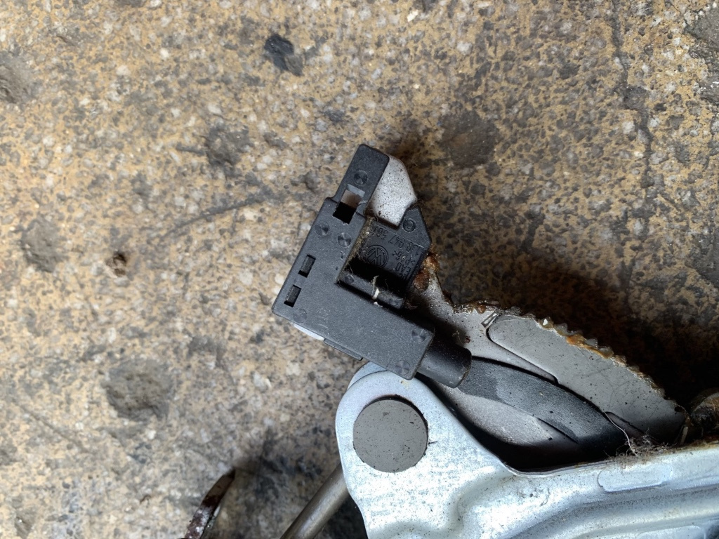 Switch frana de mana Volkswagen VW Bora [1998 - 2005] Sedan 1.9 TDI MT (150 hp) (1J2)