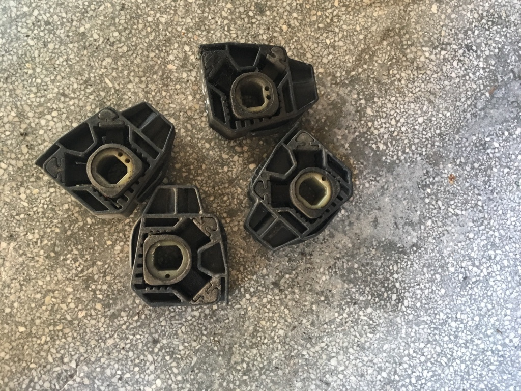 Tampon inferior radiator apa Volkswagen VW Polo 4 9N [2001 - 2005] Hatchback 5-usi 1.2 MT (64 hp) (9N_)