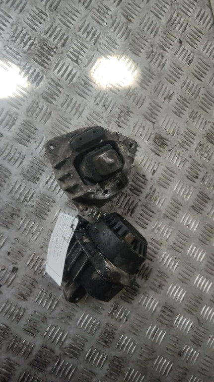 Tampon motor BMW Seria 5 F10 2.0 D cod motor N47D20D an 2012 cod 6777382-01 / 6777381-01