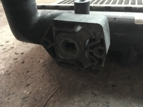 Tampon superior dreapta radiator Skoda Octavia [1996 - 2000] Liftback 5-usi 1.8 T MT (150 hp) (1U2)