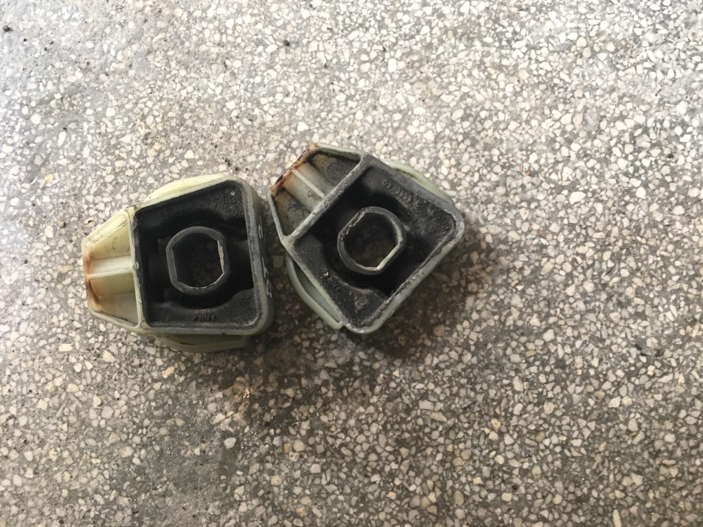 Tampon superior radiator apa Volkswagen VW Bora [1998 - 2005] Sedan 1.9 TDI MT (90 hp) (1J2)