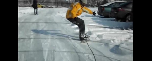 Tanar si snowboarduit, joaca de iarna. Tu ce vei face in week-end?