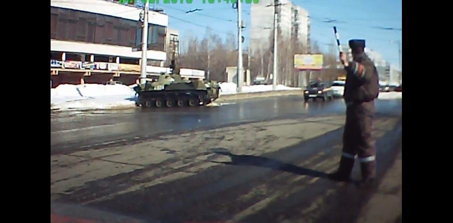 Tanc vs. stalp in traficul din Rusia Tanc vs. stalp in traficul din Rusia