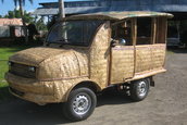 Taxiul din bambus care circula cu lapte de cocos
