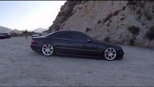 Te lasa cu gura cascata! Este incredibil cat de bine arata acest Mercedes CL55 AMG cu suspensie pe aer.