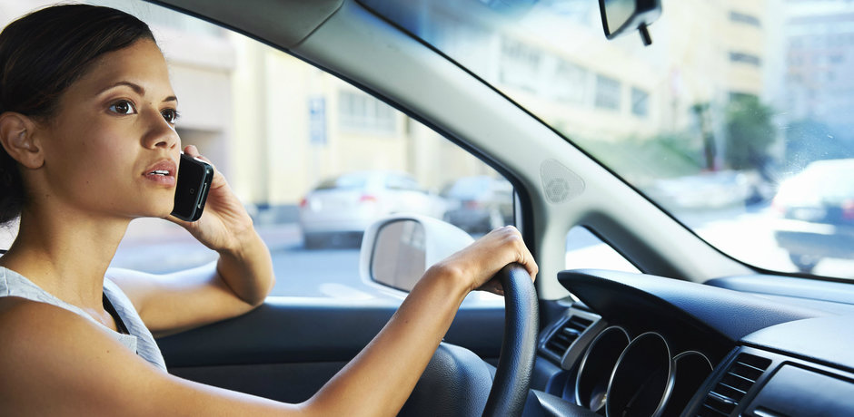 Telefonul mobil, responsabil pentru un sfert din accidentele rutiere Telefonul mobil, responsabil pentru un sfert din accidentele rutiere