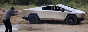 Tesla a prezentat, in sfarsit, varianta de serie a controversatului Cybertruck. Mult anticipata camioneta americana ofera pana la 845 de cai si o caroserie rezistenta la gloante